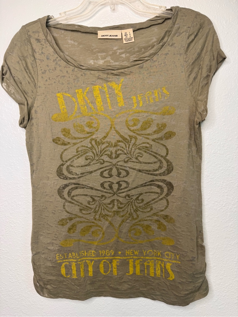 DKNY Size L Green City of Jeans Thin T Shirt Whimsy Scrollwork Camo Y2K Vtg 00s
